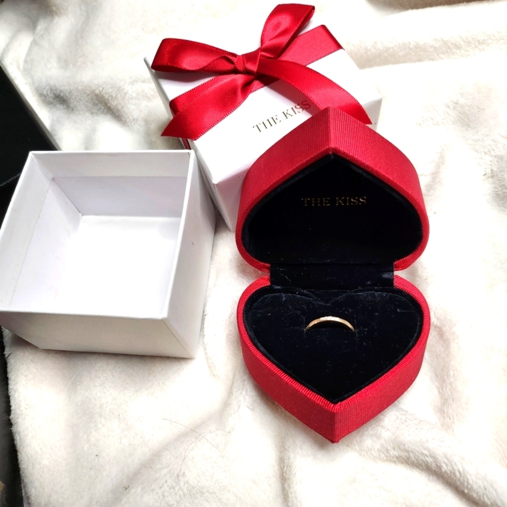 The kiss Disney kid ring Signed